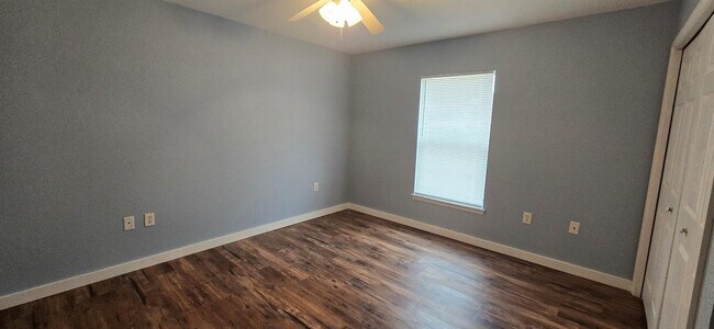 Building Photo - 11 Hemlock Court Pass