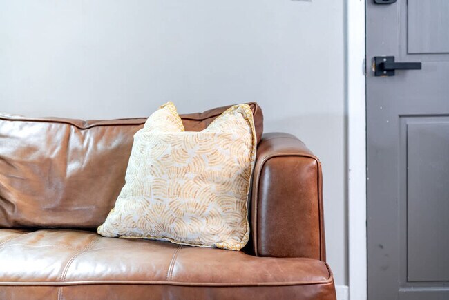 Building Photo - 605 Dennison Ave