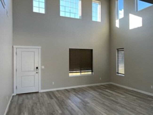Building Photo - Great 4 bed 2.5 bath home with 2600 sq ft!  Kuna Home with lots of room just off N Ten Mile Rd an...