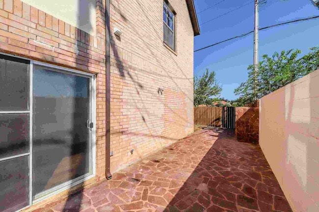 Building Photo - 2445 Monarch Dr