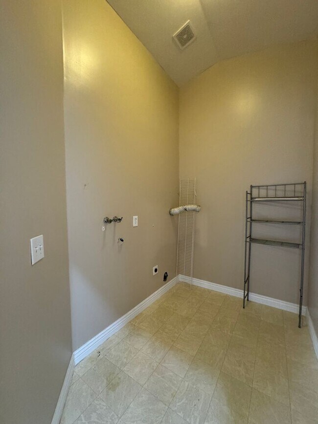 Building Photo - 3 Bed/ 2 Bath Townhome with fully fenced yard