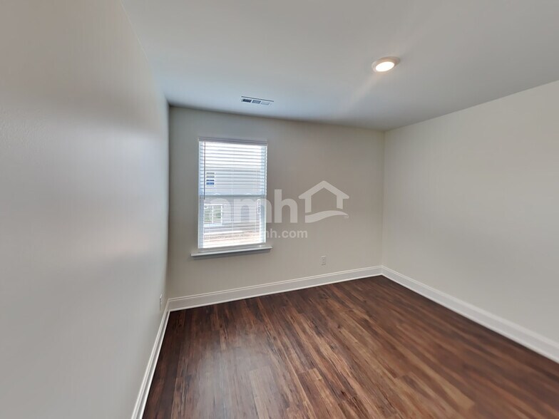 Building Photo - 5211 Valor Dr