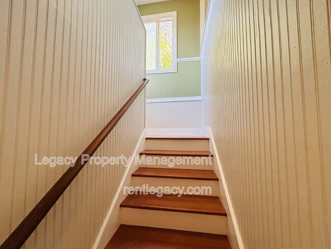 Building Photo - 653 Alhambra St
