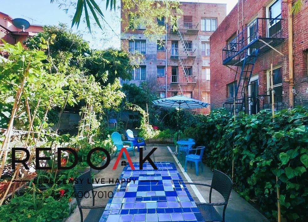 Building Photo - 532 S Coronado St