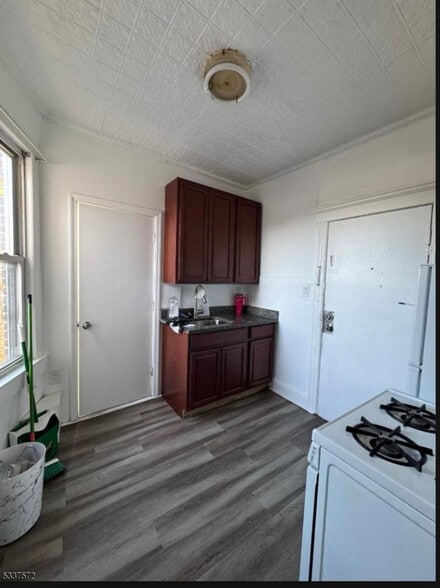 Building Photo - 97 Market St