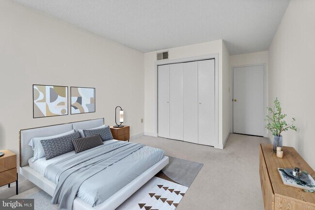 Building Photo - 5300 Holmes Ln