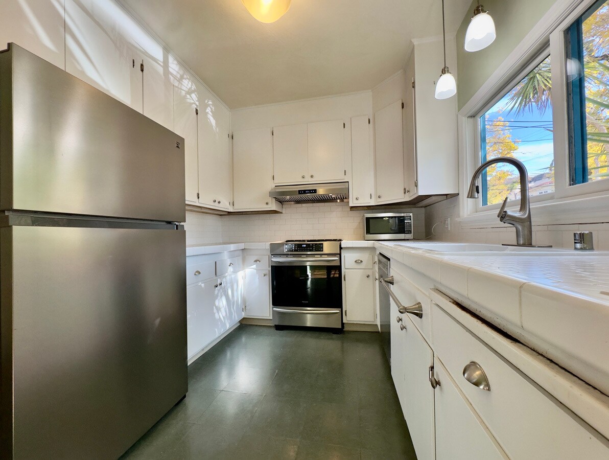 Building Photo - 1645 Scenic Ave