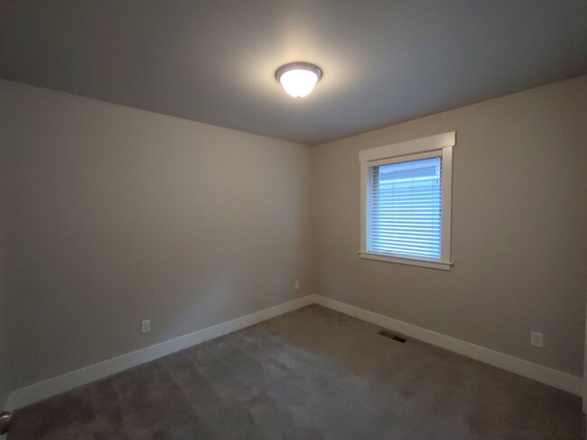 Building Photo - Spacious 3 bedroom 2.5 bath w/ an office a...