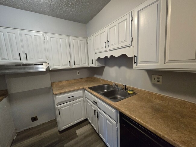 Building Photo - Beautiful Townhome Ready for Immediate Move In