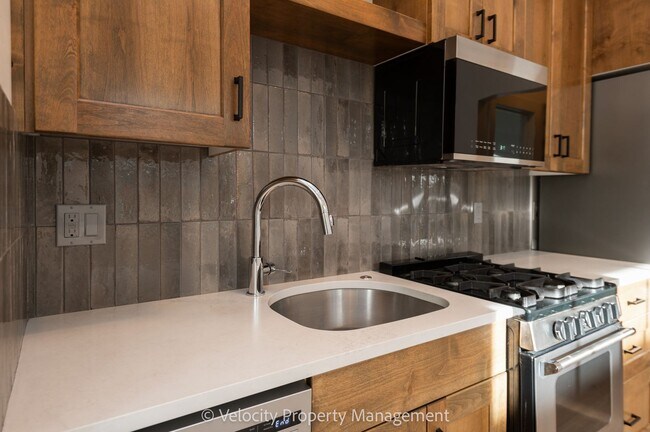 Building Photo - M712