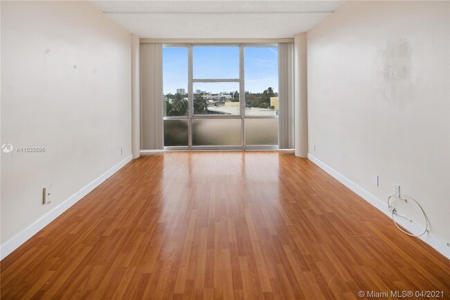 Building Photo - 900 Bay Dr