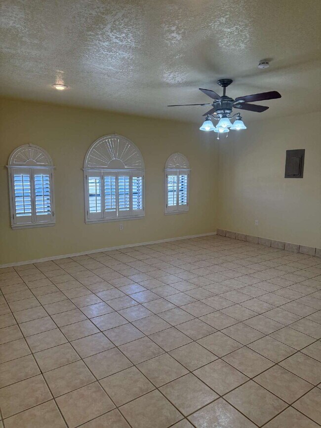 Building Photo - 12000 Ivory Gate Way