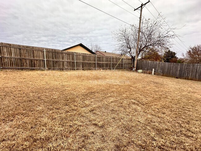 Building Photo - 17316 Valley Crst