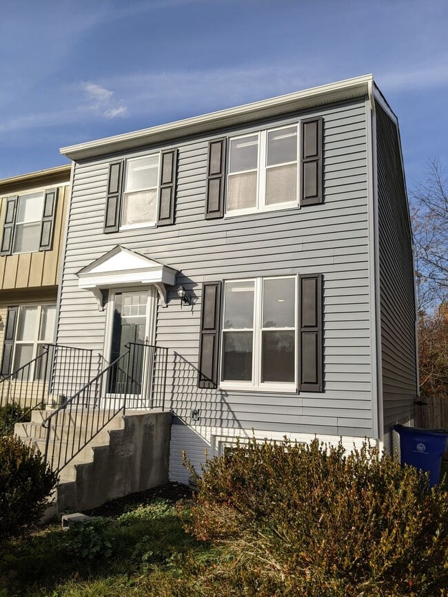 Building Photo - Renovated townhouse in established Frederick neighborhood ready mid February!