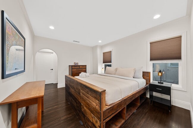 Building Photo - 2624 S Palm Grove Ave