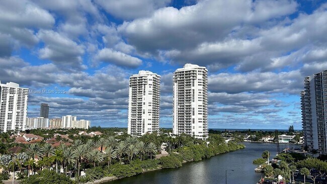 Building Photo - 3701 N Country Club Dr