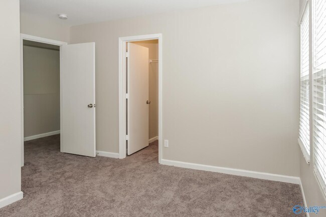 Building Photo - 213 Farmington Dr