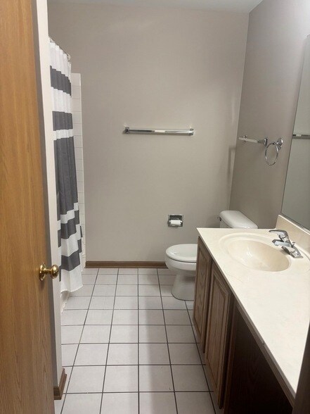 Building Photo - 2845 Falling Waters Dr