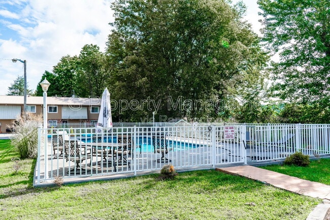 Building Photo - 123 Louella Dr