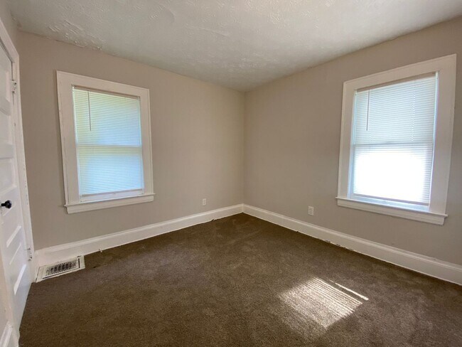 Building Photo - Beautiful Large 5 Bedroom Home Cleveland