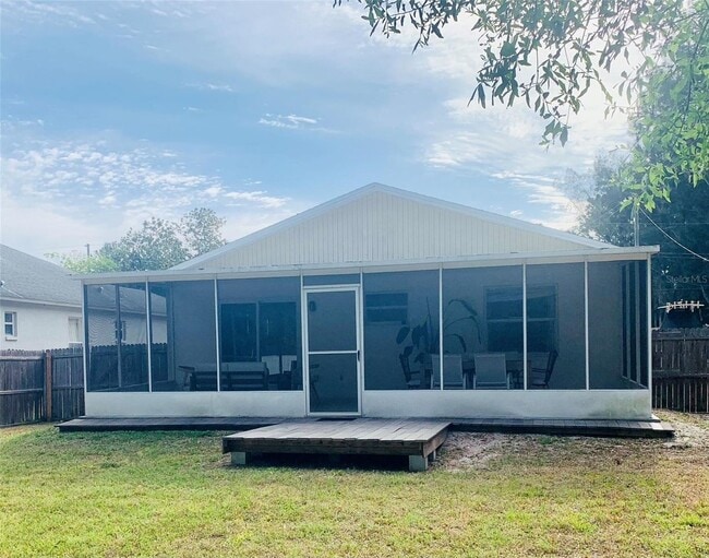 Building Photo - Nice 3 bedroom 2 bath with screened-in lan...