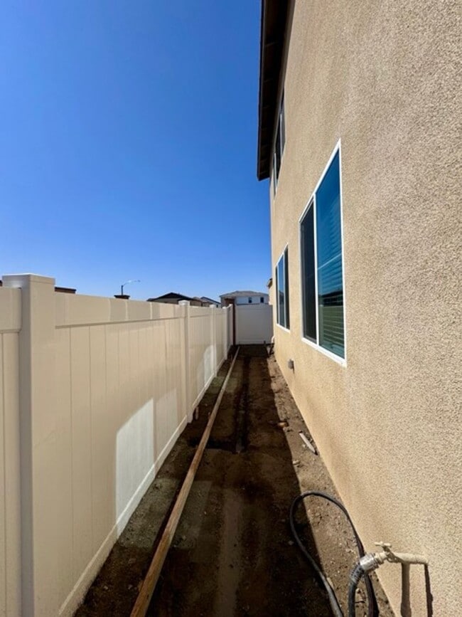 Building Photo - Brand new 4 bedroom Winchester home with a...