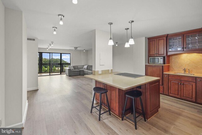 Building Photo - 8340 Greensboro Dr