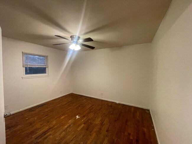 Building Photo - Affordable 3-Bedroom Duplex in Prime Sprin...