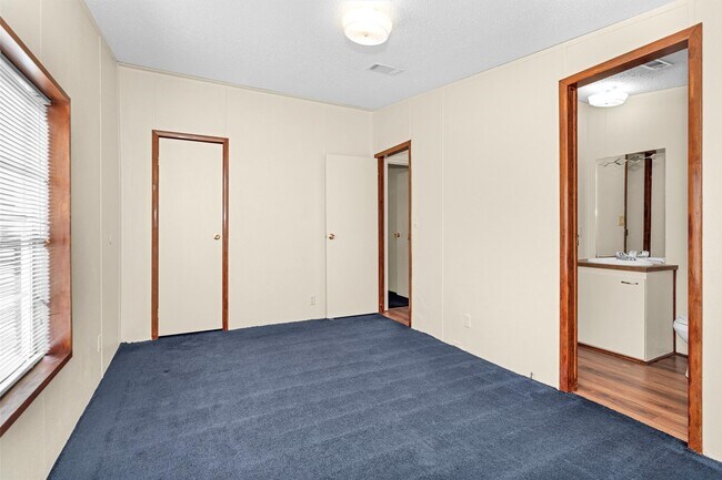 Building Photo - 11261 Rose Rd