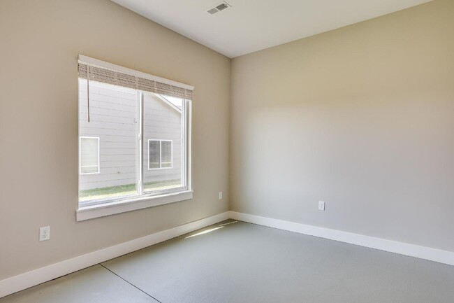 Building Photo - "Discover Modern Comfort: Spacious 3-Bed, ...