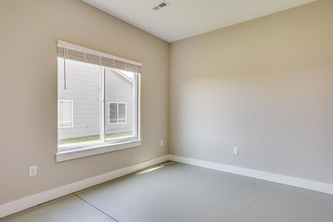 Building Photo - "Discover Modern Comfort: Spacious 3-Bed, 2-Bath Duplex in Charming Bel Aire, KS!"