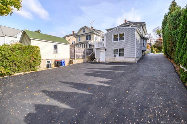 Building Photo - 231 Flax Hill Rd