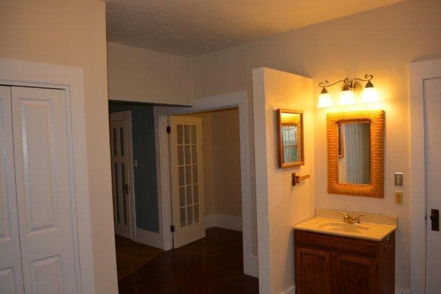 Building Photo - Beautiful, spacious Craftsman, Owner pays Yard Care, Laundry on site