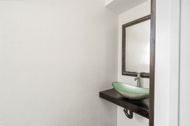 Building Photo - 560 Landfall Ln