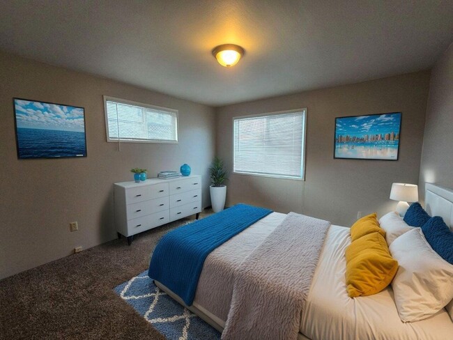 Building Photo - 633 NE Channon Ave