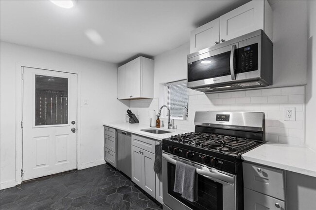 Building Photo - Renovated 3-bed, 2.5-bath house in Heart o...