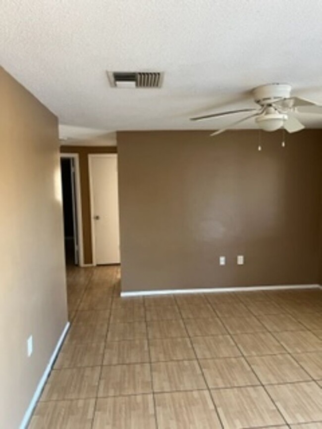 Building Photo - Spacious 2/1 in a great neighborhood locat...