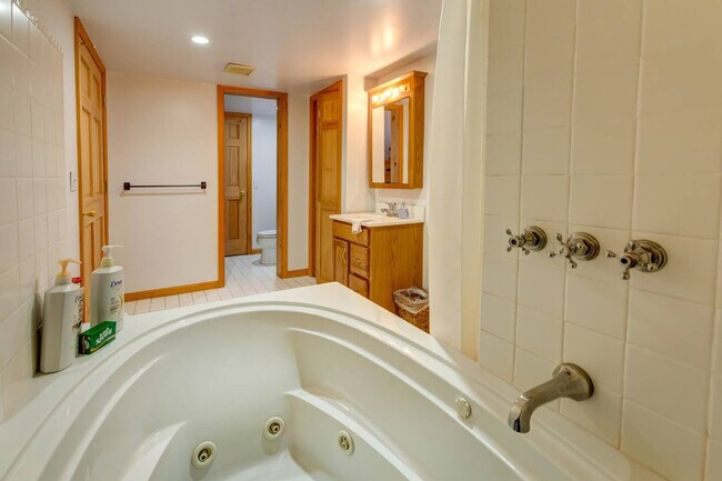 Building Photo - 525 Townsand Hollow Rd