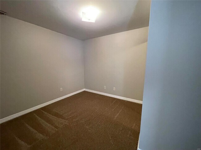 Building Photo - 6170 Roseglyn Ln