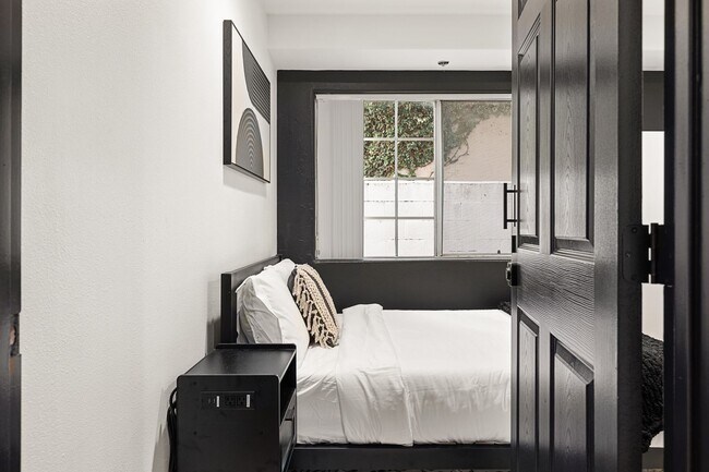 Building Photo - 10777 Ashton Ave