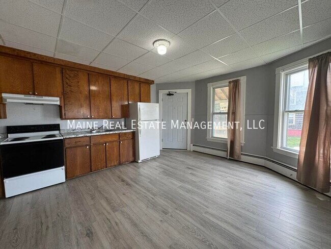 Building Photo - 131 College Ave