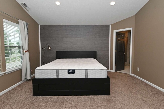 Building Photo - Spacious 4-Bedroom Haven with 2.5 Baths and Nearly 3,000 Sq Ft of Comfort in Indianapolis!