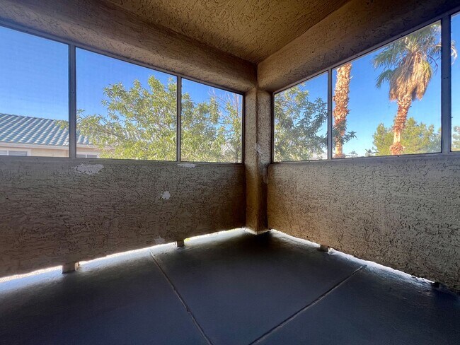 Building Photo - Spacious 3-bedroom, 2-bath condo with acce...