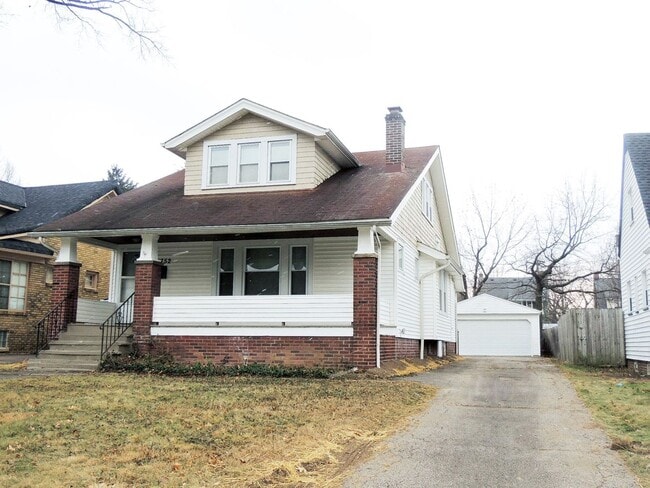 Primary Photo - 5 Bed - 2 Full Bath Cape Cod for Rent!