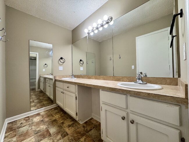 Building Photo - 2406 Greenbrier Dr