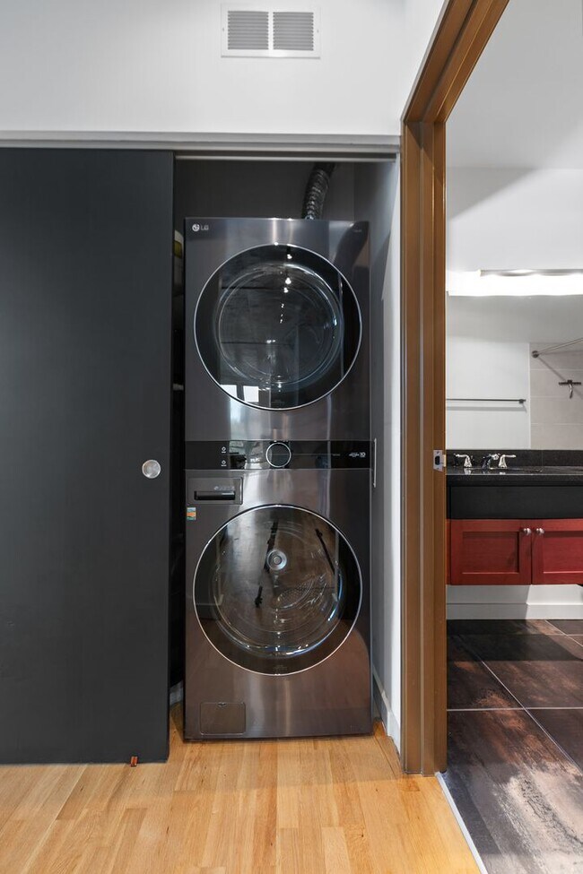 Building Photo - 1bd/1ba Seattle Condo