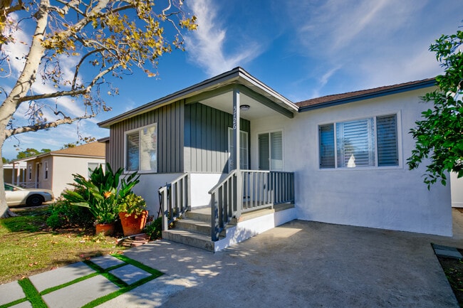 Building Photo - 5726 Lasaine Ave