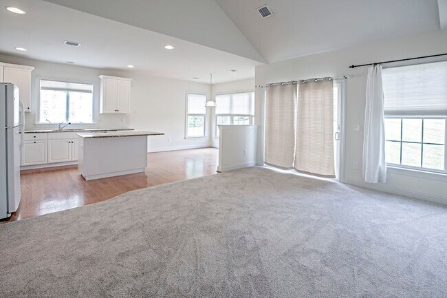 Building Photo - Beautiful 3 bedroom, 3 bath home in over 5...