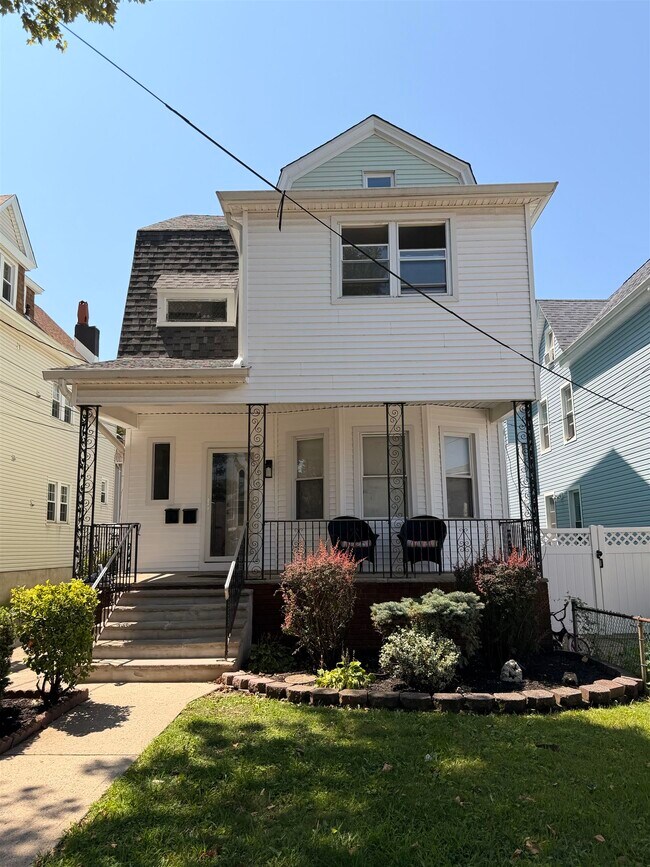 Building Photo - 22 E 39th St