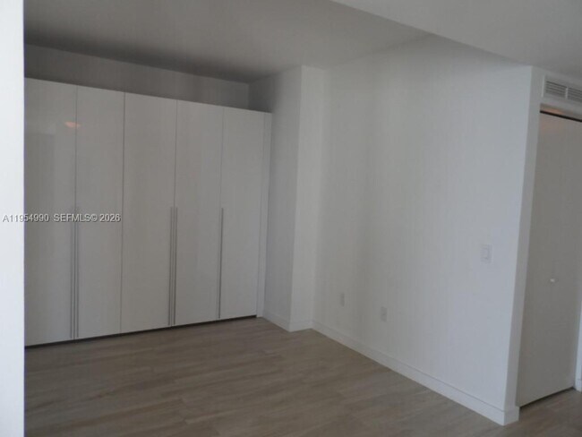 Building Photo - 460 NE 28th St